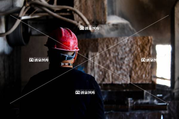 生产一线的“红”帽子