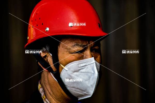 生产一线的“红”帽子