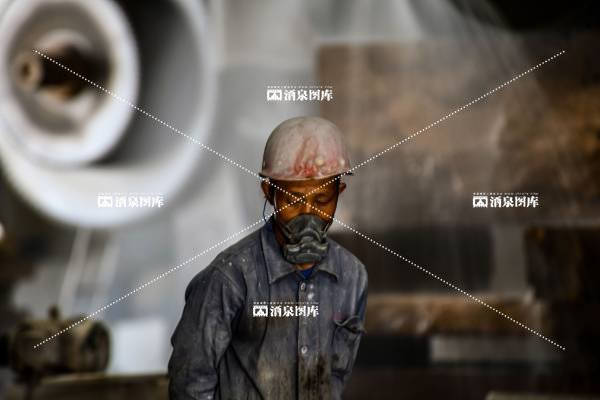 生产一线的“红”帽子