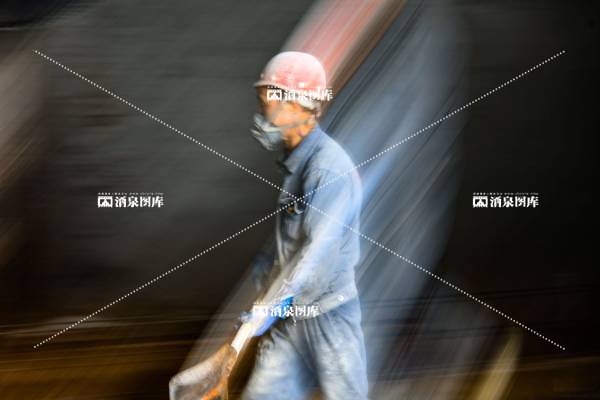 生产一线的“红”帽子