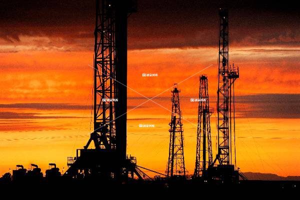 夕阳下的酒东油田