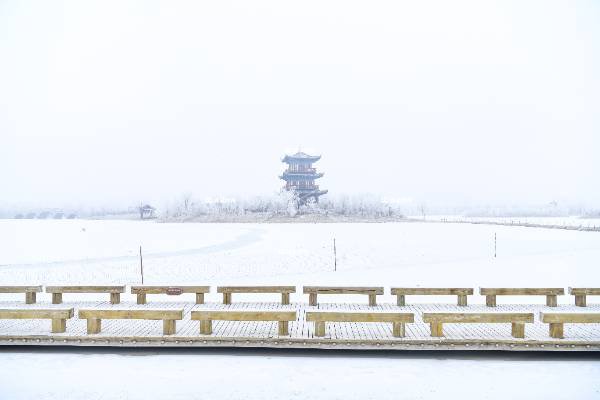 雾凇中的雁鸣阁