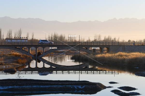桥卧清波远山幽