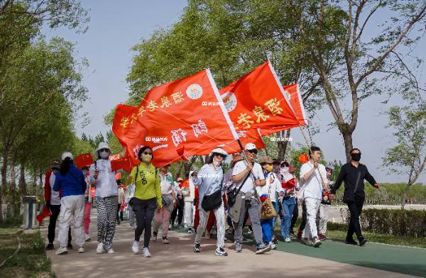 老年大学健步走活动